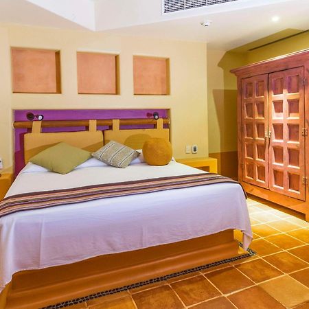 Hilton Grand Vacations Club Zihuatanejo Hotel Exterior photo