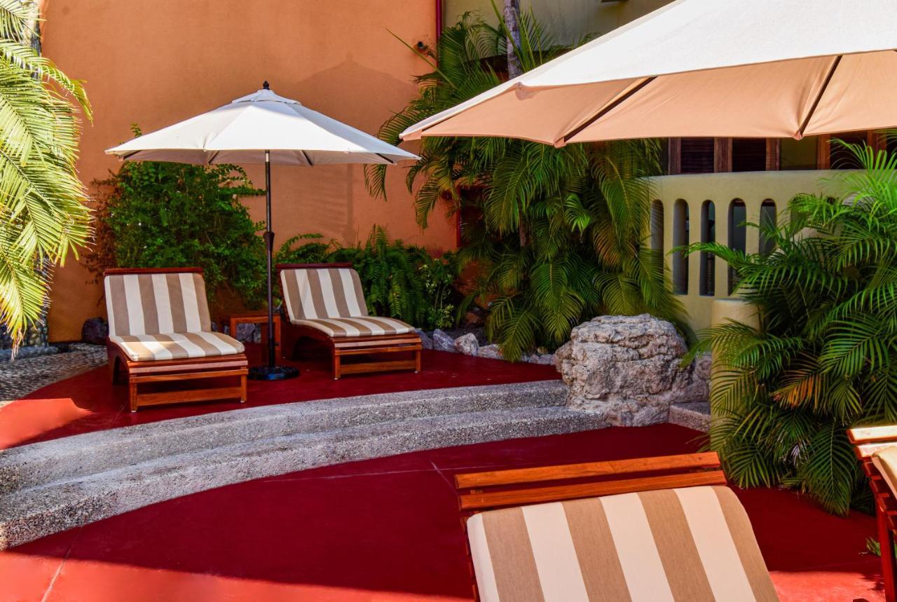 Hilton Grand Vacations Club Zihuatanejo Hotel Exterior photo