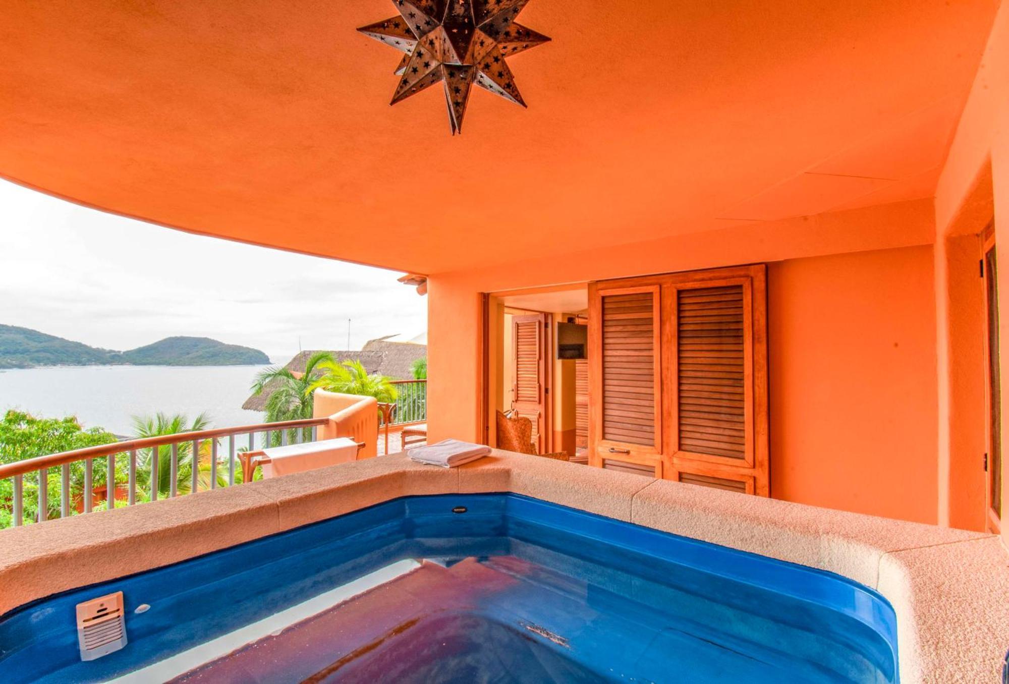 Hilton Grand Vacations Club Zihuatanejo Hotel Exterior photo