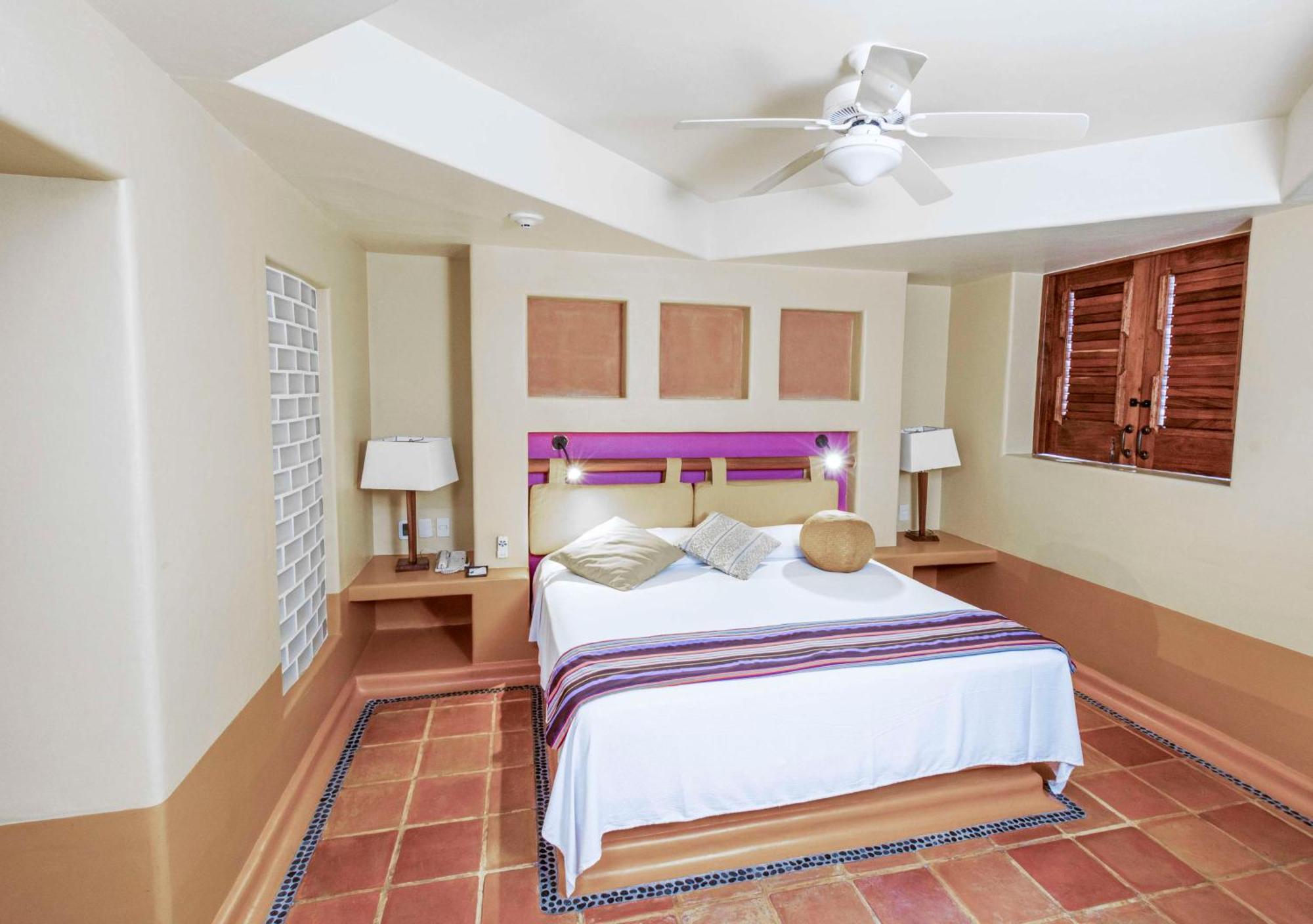 Hilton Grand Vacations Club Zihuatanejo Hotel Exterior photo