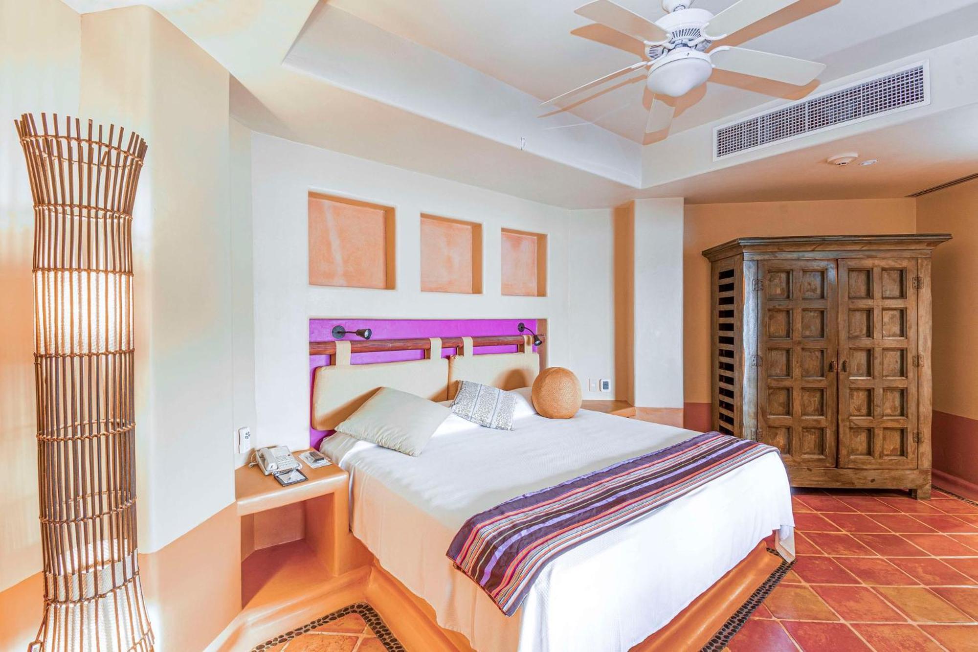 Hilton Grand Vacations Club Zihuatanejo Hotel Exterior photo