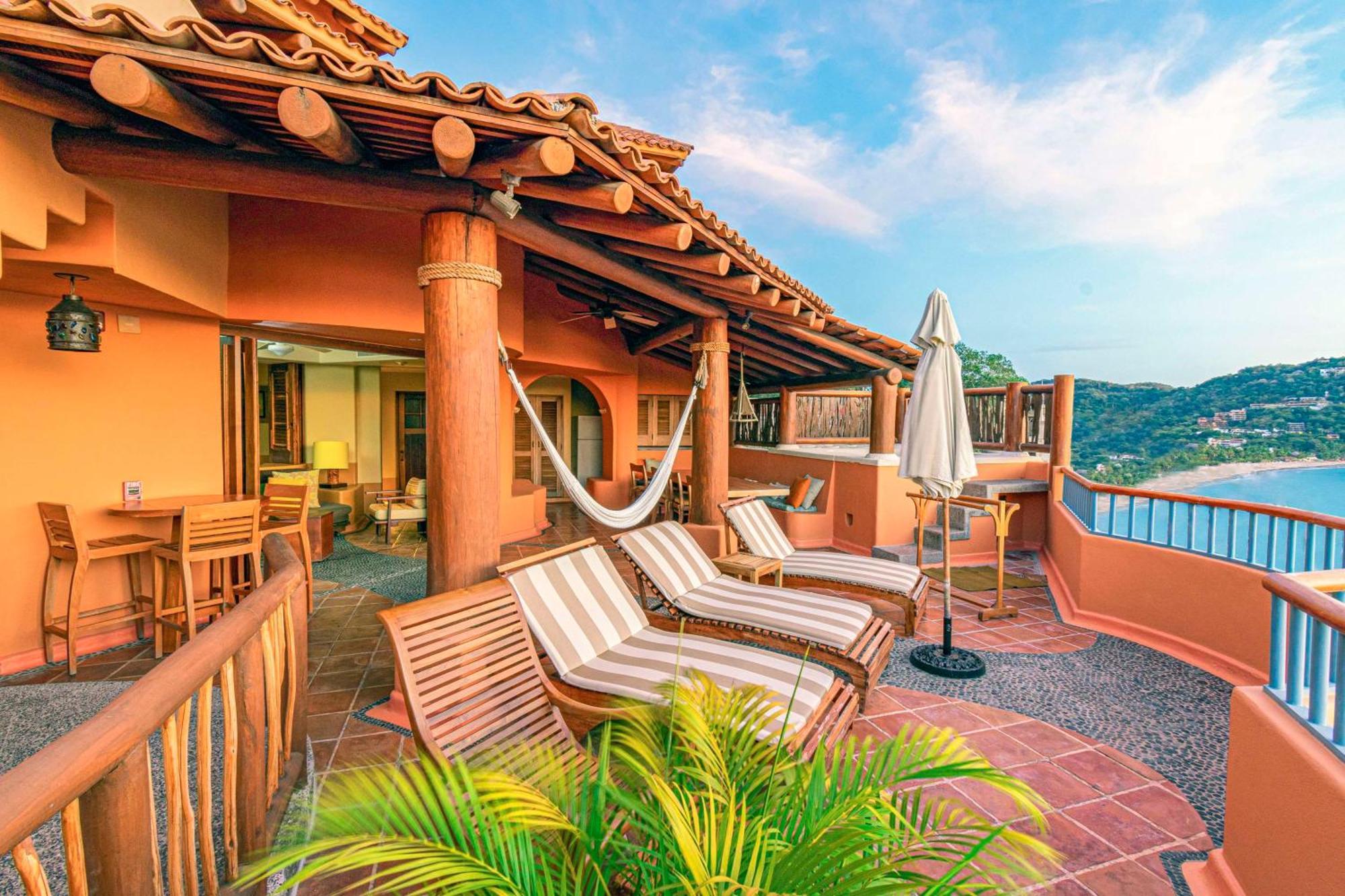 Hilton Grand Vacations Club Zihuatanejo Hotel Exterior photo