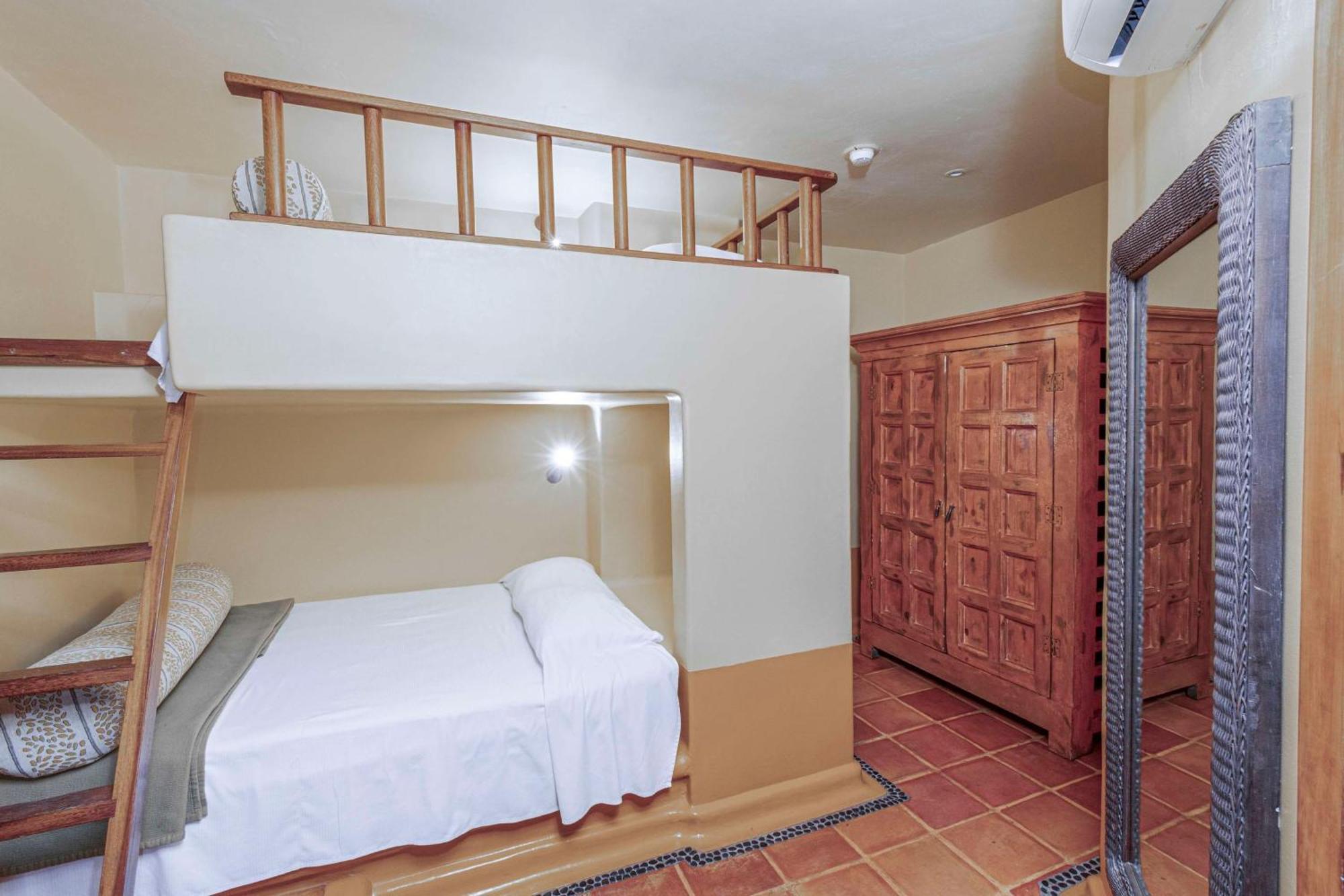 Hilton Grand Vacations Club Zihuatanejo Hotel Exterior photo