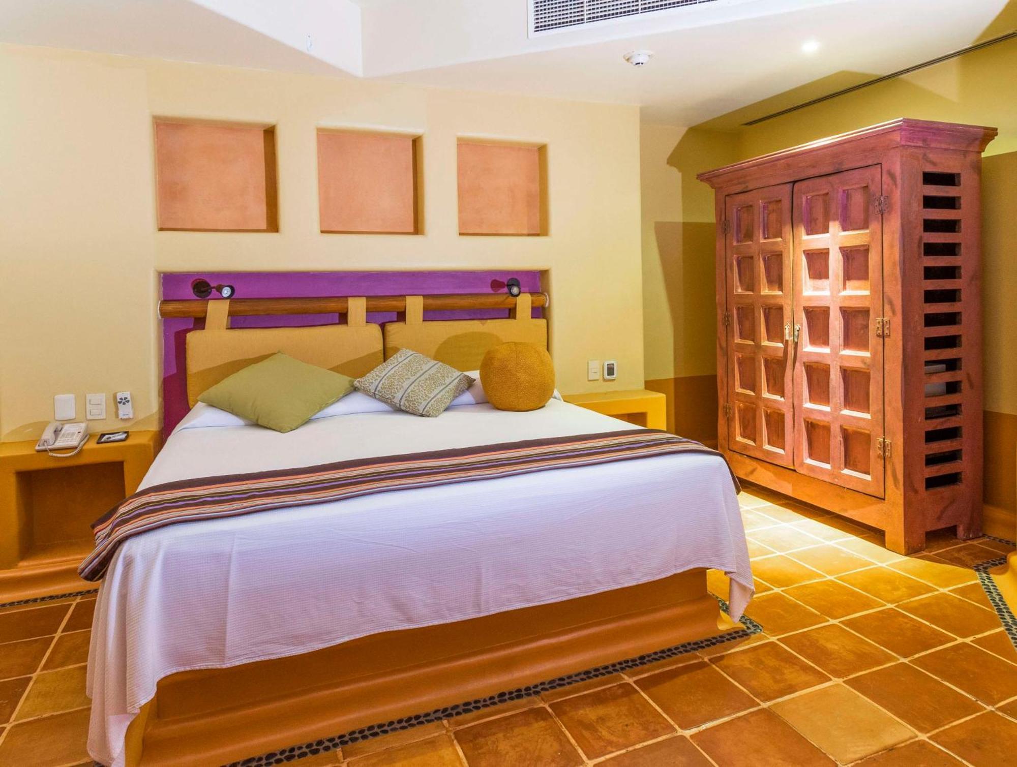 Hilton Grand Vacations Club Zihuatanejo Hotel Exterior photo