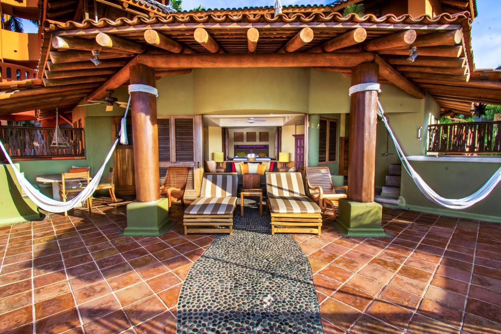 Hilton Grand Vacations Club Zihuatanejo Hotel Exterior photo