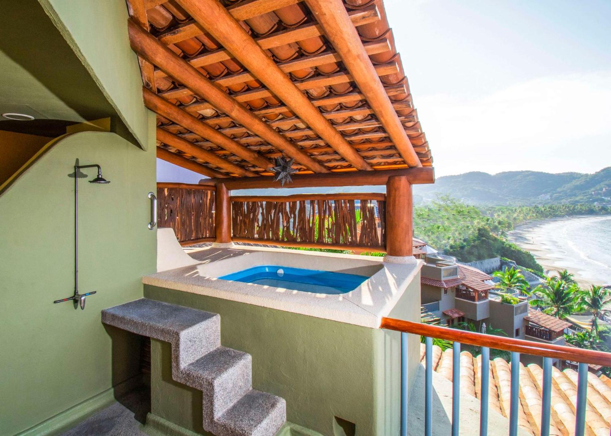 Hilton Grand Vacations Club Zihuatanejo Hotel Exterior photo