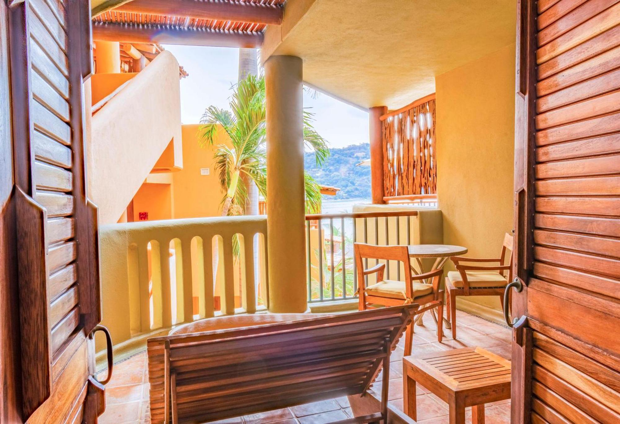 Hilton Grand Vacations Club Zihuatanejo Hotel Exterior photo