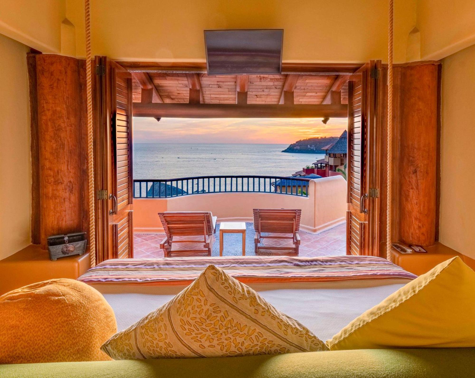 Hilton Grand Vacations Club Zihuatanejo Hotel Exterior photo