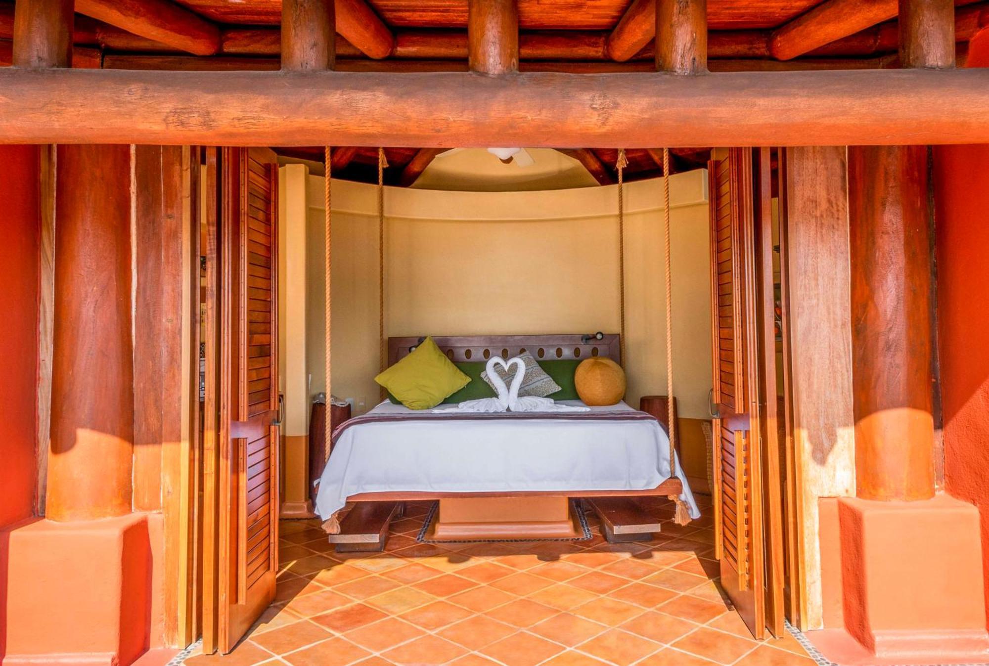 Hilton Grand Vacations Club Zihuatanejo Hotel Exterior photo