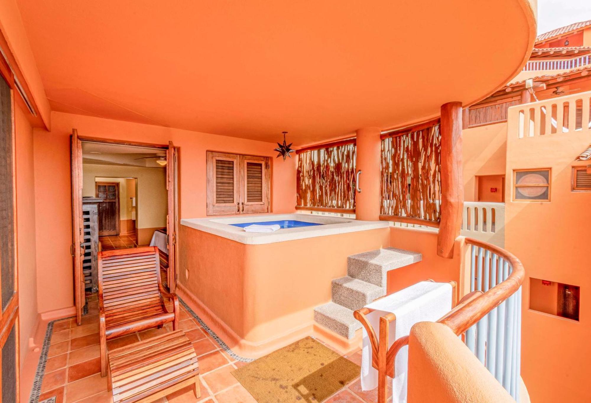 Hilton Grand Vacations Club Zihuatanejo Hotel Exterior photo