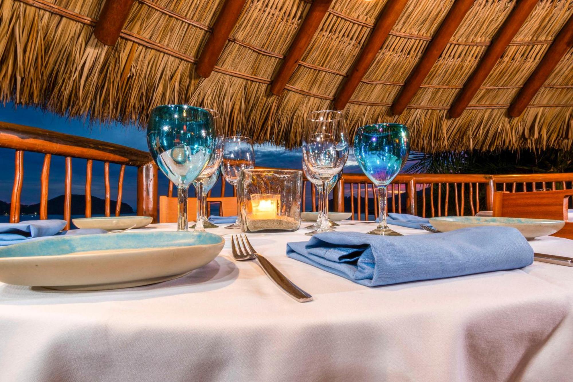 Hilton Grand Vacations Club Zihuatanejo Hotel Exterior photo