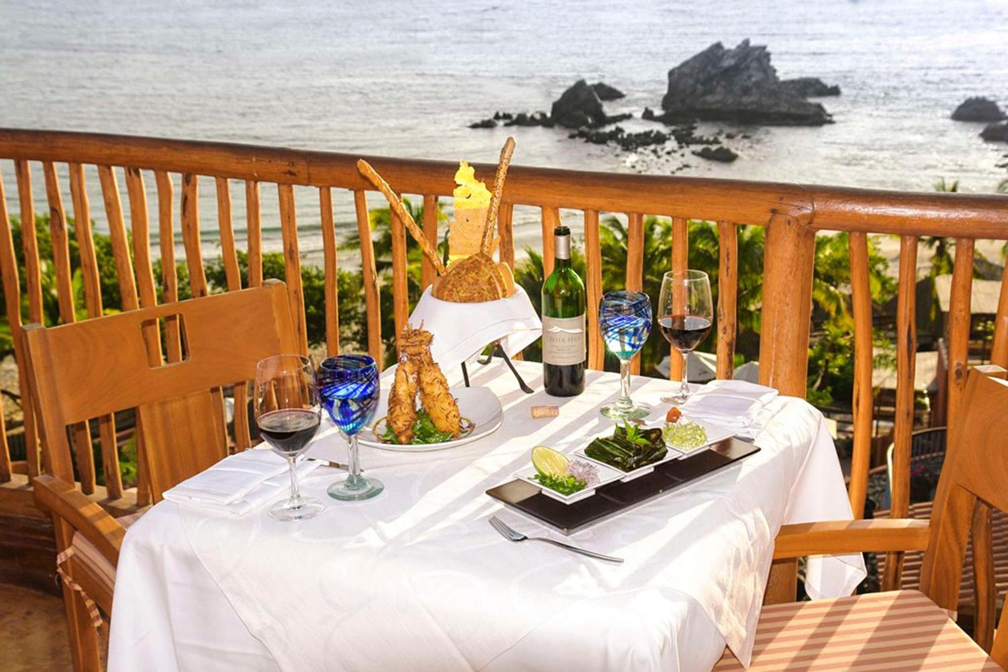 Hilton Grand Vacations Club Zihuatanejo Hotel Exterior photo
