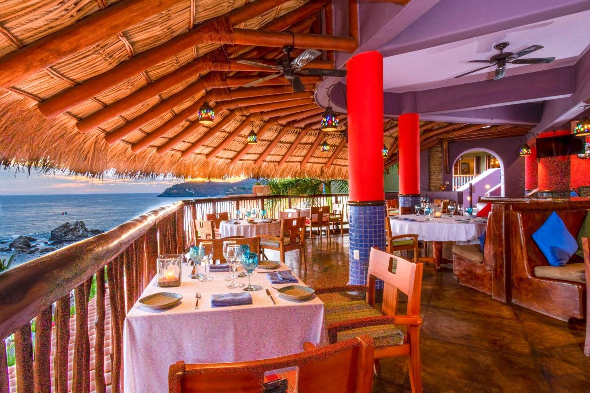 Hilton Grand Vacations Club Zihuatanejo Hotel Exterior photo