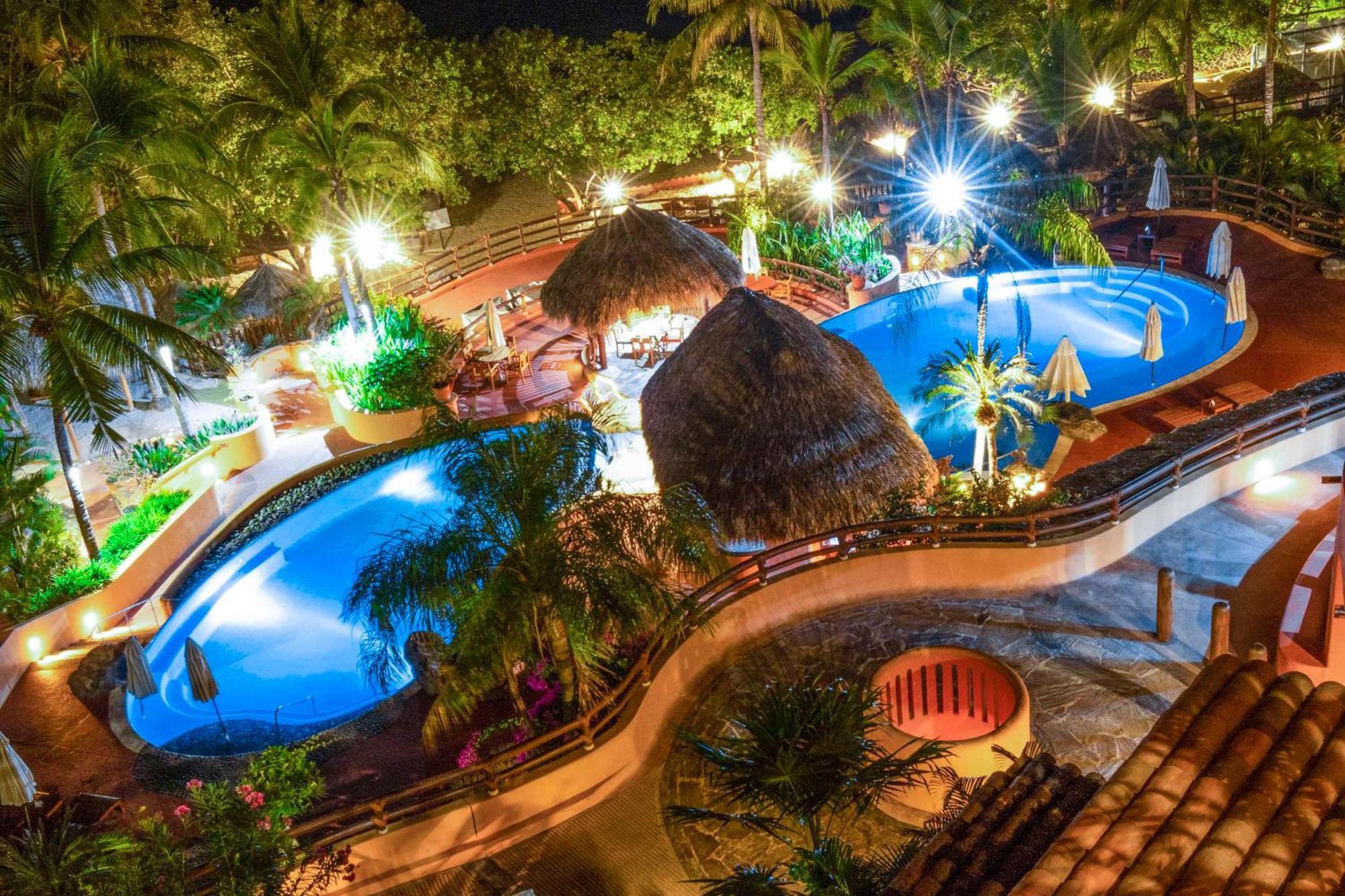 Hilton Grand Vacations Club Zihuatanejo Hotel Exterior photo