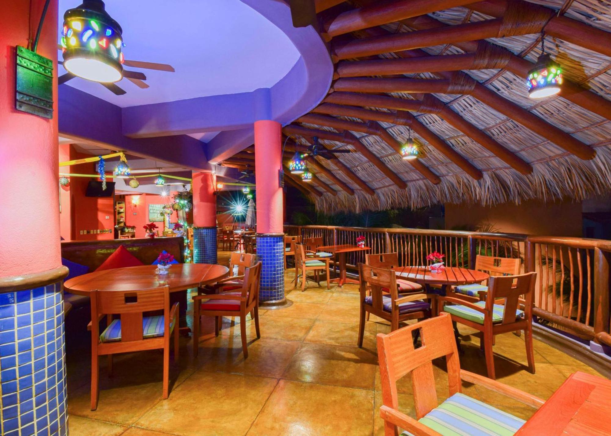 Hilton Grand Vacations Club Zihuatanejo Hotel Exterior photo