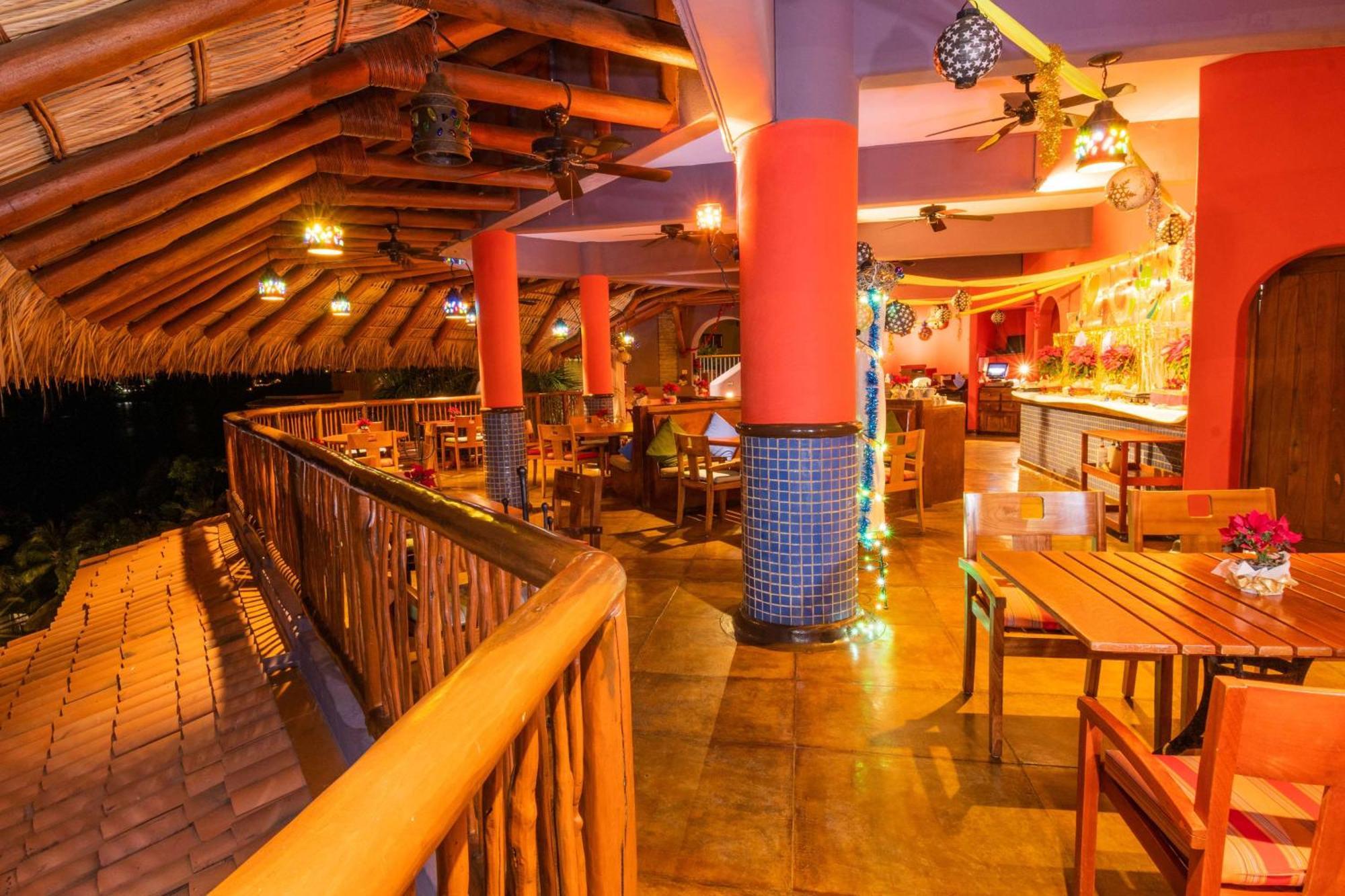 Hilton Grand Vacations Club Zihuatanejo Hotel Exterior photo
