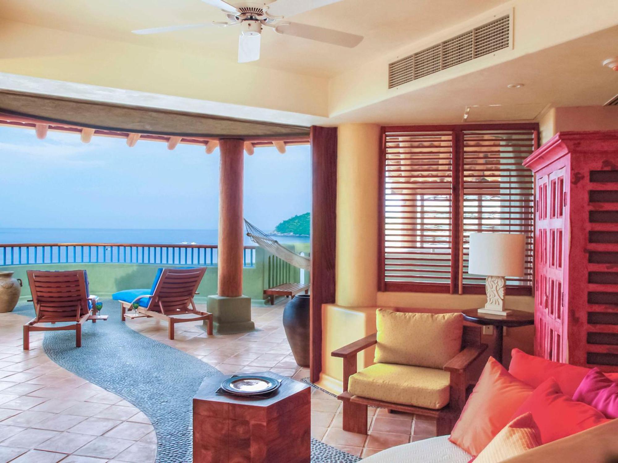 Hilton Grand Vacations Club Zihuatanejo Hotel Exterior photo