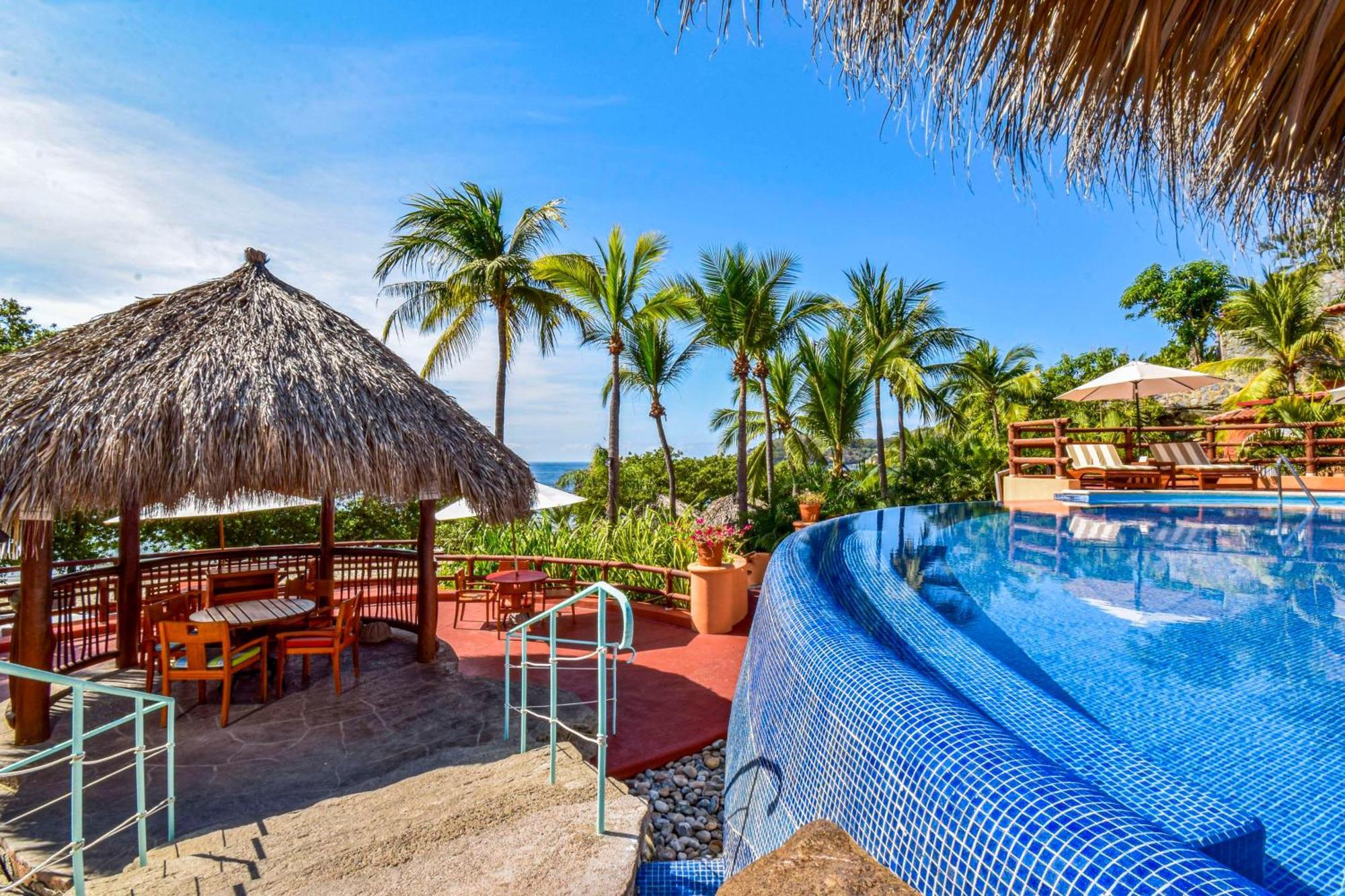 Hilton Grand Vacations Club Zihuatanejo Hotel Exterior photo