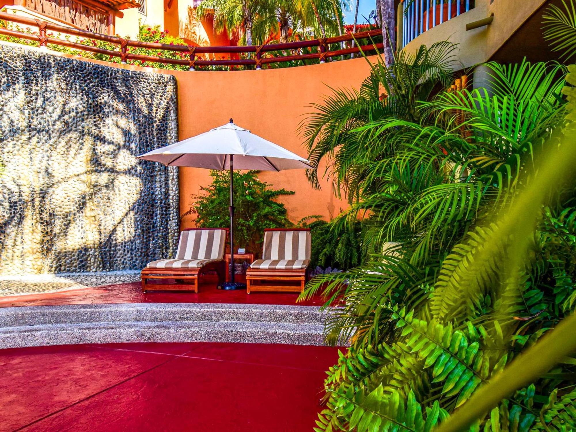 Hilton Grand Vacations Club Zihuatanejo Hotel Exterior photo